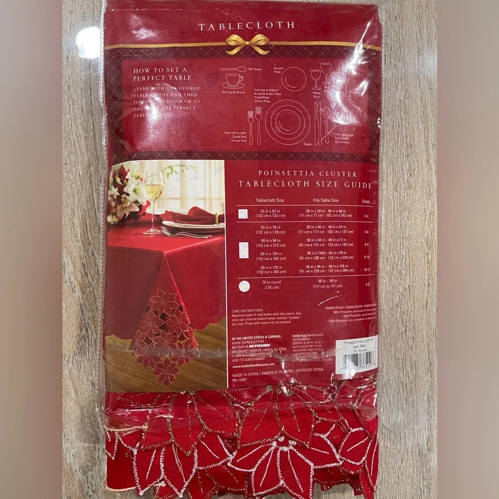 Poinsettia Cluster Round Red Tablecloth